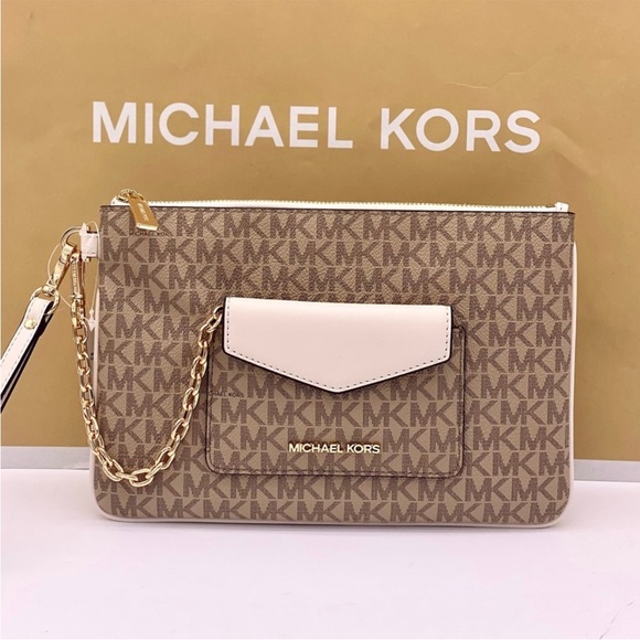 MICHAEL KORS JET SET TRAVEL LG 2 in 1
WRISTLET AND CARD CASE - Picture 2 of 13